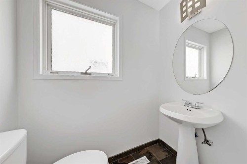 2622 24A Street Sw, Calgary, AB - Indoor Photo Showing Bathroom