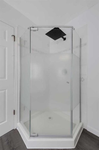 2622 24A Street Sw, Calgary, AB - Indoor Photo Showing Bathroom
