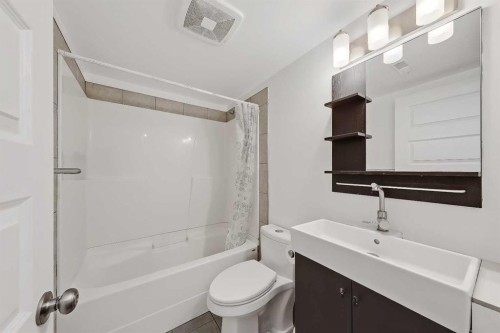 2622 24A Street Sw, Calgary, AB - Indoor Photo Showing Bathroom