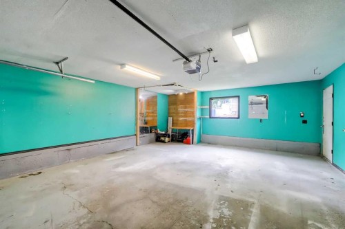 2622 24A Street Sw, Calgary, AB - Indoor Photo Showing Garage