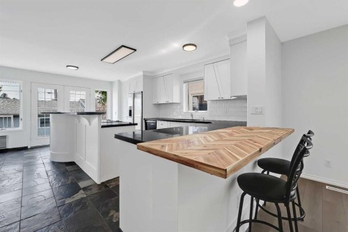 2622 24A Street Sw, Calgary, AB - Indoor Photo Showing Kitchen