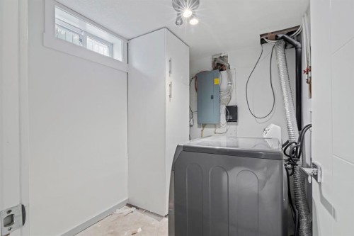 38 Westwood Drive Sw, Calgary, AB - Indoor Photo Showing Laundry Room