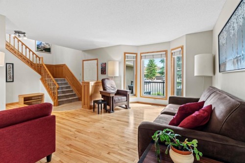 626 Hawkhill Place Nw, Calgary, AB - Indoor Photo Showing Living Room