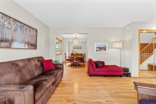 626 Hawkhill Place Nw, Calgary, AB - Indoor Photo Showing Living Room