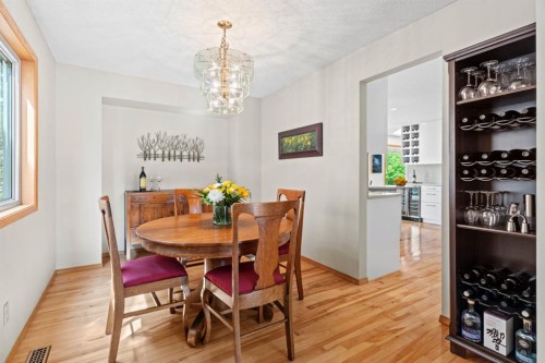 626 Hawkhill Place Nw, Calgary, AB - Indoor Photo Showing Dining Room