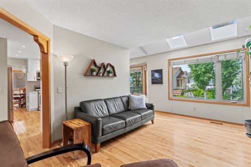626 Hawkhill Place Nw, Calgary, AB - Indoor Photo Showing Living Room
