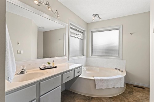 626 Hawkhill Place Nw, Calgary, AB - Indoor Photo Showing Bathroom