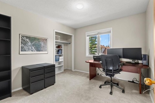 626 Hawkhill Place Nw, Calgary, AB - Indoor Photo Showing Other Room