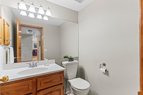 626 Hawkhill Place Nw, Calgary, AB - Indoor Photo Showing Bathroom