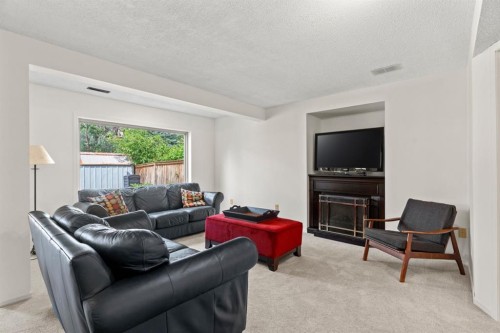 626 Hawkhill Place Nw, Calgary, AB - Indoor Photo Showing Living Room