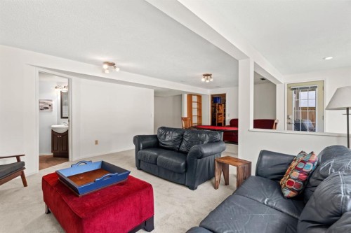 626 Hawkhill Place Nw, Calgary, AB - Indoor Photo Showing Living Room
