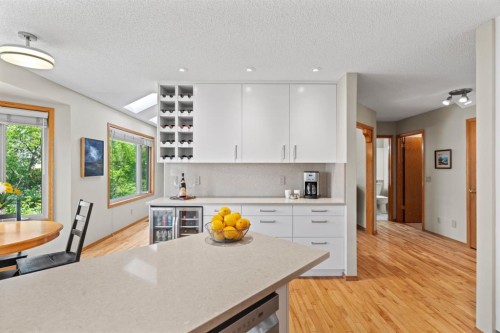 626 Hawkhill Place Nw, Calgary, AB - Indoor Photo Showing Kitchen