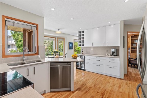 626 Hawkhill Place Nw, Calgary, AB - Indoor Photo Showing Kitchen With Double Sink With Upgraded Kitchen