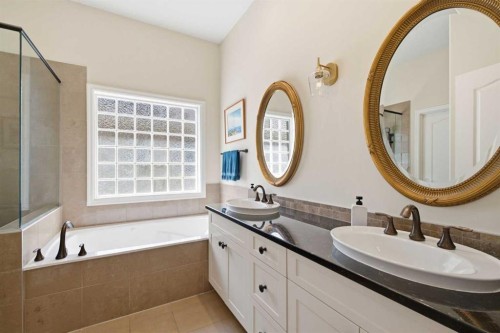 167 Valley Ridge Green Nw, Calgary, AB - Indoor Photo Showing Bathroom