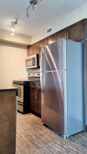 420-7110 80 Avenue Ne, Calgary, AB - Indoor Photo Showing Kitchen