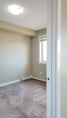 420-7110 80 Avenue Ne, Calgary, AB - Indoor Photo Showing Other Room