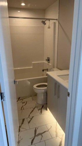 609-8370 Broadcast Avenue Sw, Calgary, AB - Indoor Photo Showing Bathroom