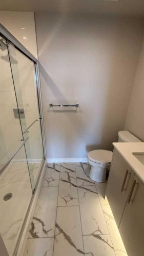 609-8370 Broadcast Avenue Sw, Calgary, AB - Indoor Photo Showing Bathroom