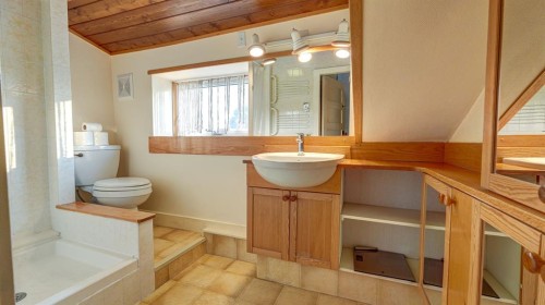 335 50 Avenue West, Claresholm, AB - Indoor Photo Showing Bathroom