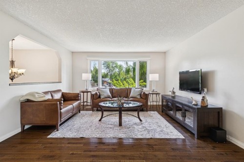 423 Canterbury Place Sw, Calgary, AB - Indoor Photo Showing Living Room