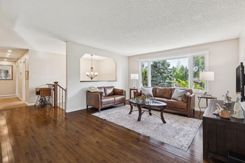 423 Canterbury Place Sw, Calgary, AB - Indoor Photo Showing Living Room