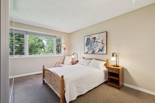 423 Canterbury Place Sw, Calgary, AB - Indoor Photo Showing Bedroom