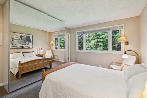 423 Canterbury Place Sw, Calgary, AB - Indoor Photo Showing Bedroom