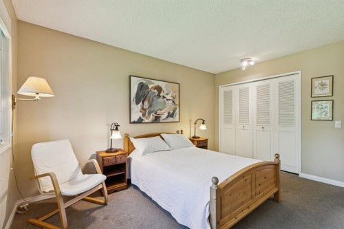 423 Canterbury Place Sw, Calgary, AB - Indoor Photo Showing Bedroom