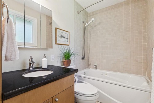 423 Canterbury Place Sw, Calgary, AB - Indoor Photo Showing Bathroom