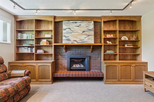 423 Canterbury Place Sw, Calgary, AB - Indoor With Fireplace