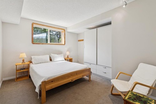 423 Canterbury Place Sw, Calgary, AB - Indoor Photo Showing Bedroom