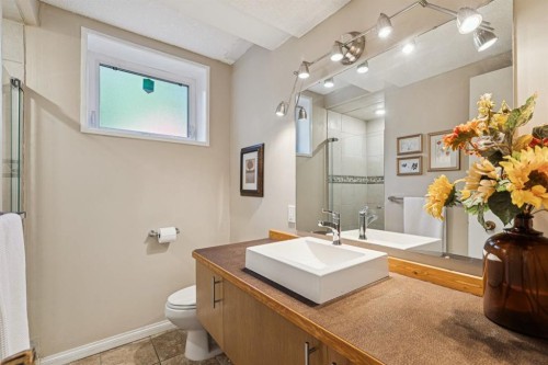 423 Canterbury Place Sw, Calgary, AB - Indoor Photo Showing Bathroom