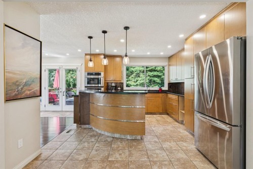 423 Canterbury Place Sw, Calgary, AB - Indoor Photo Showing Kitchen With Upgraded Kitchen