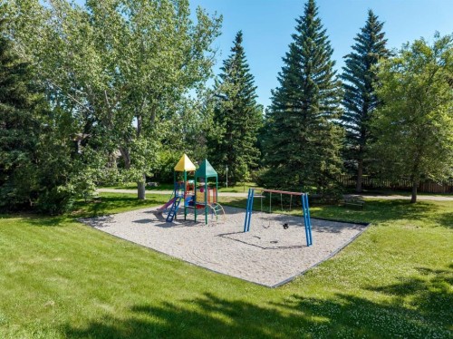423 Canterbury Place Sw, Calgary, AB - Outdoor With Backyard