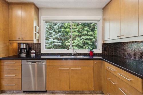 423 Canterbury Place Sw, Calgary, AB - Indoor Photo Showing Kitchen With Double Sink