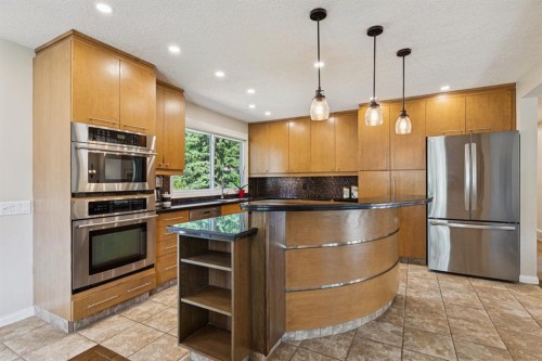 423 Canterbury Place Sw, Calgary, AB - Indoor Photo Showing Kitchen With Upgraded Kitchen