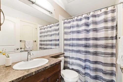 342-26 Val Gardena View Sw, Calgary, AB - Indoor Photo Showing Bathroom