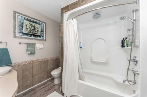 213-173 Kananaskis Way, Canmore, AB - Indoor Photo Showing Bathroom
