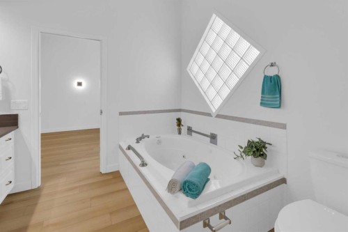 99 Edgeridge View Nw, Calgary, AB - Indoor Photo Showing Bathroom