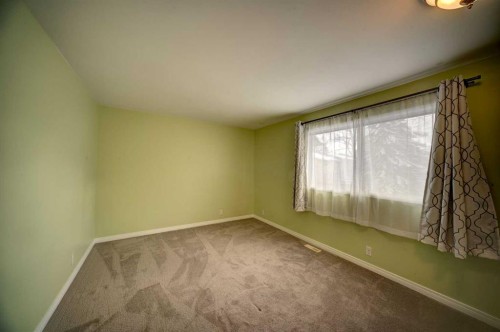 30-380 Bermuda Drive Nw, Calgary, AB - Indoor Photo Showing Other Room