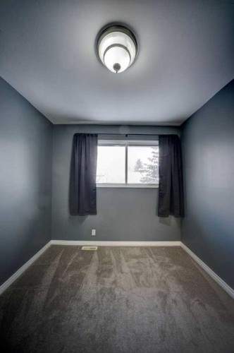 30-380 Bermuda Drive Nw, Calgary, AB - Indoor Photo Showing Other Room