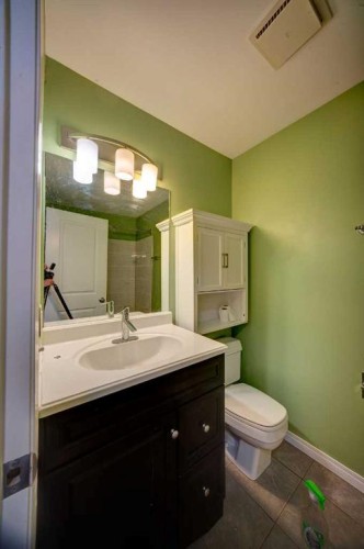 30-380 Bermuda Drive Nw, Calgary, AB - Indoor Photo Showing Bathroom