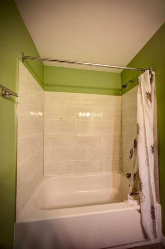 30-380 Bermuda Drive Nw, Calgary, AB - Indoor Photo Showing Bathroom