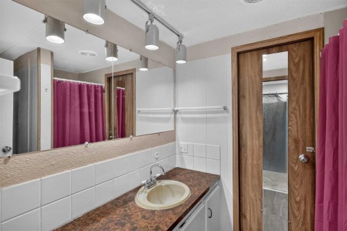 224 Huntwell Road Ne, Calgary, AB - Indoor Photo Showing Bathroom