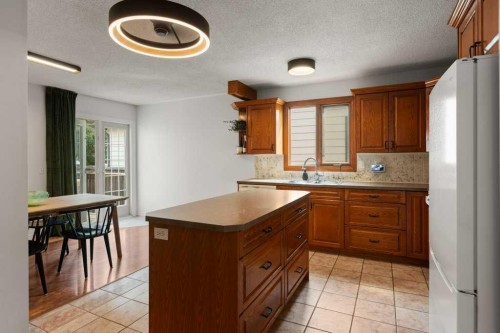 167 Deerpath Court Se, Calgary, AB - Indoor Photo Showing Kitchen