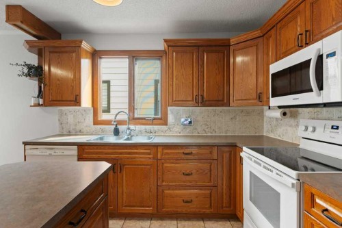 167 Deerpath Court Se, Calgary, AB - Indoor Photo Showing Kitchen With Double Sink