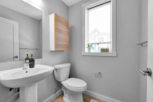 426 Shawnee Square Sw, Calgary, AB - Indoor Photo Showing Bathroom