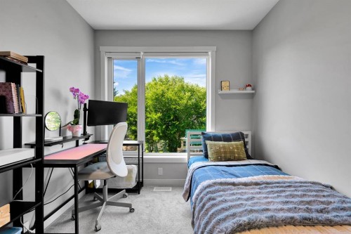 426 Shawnee Square Sw, Calgary, AB - Indoor Photo Showing Bedroom