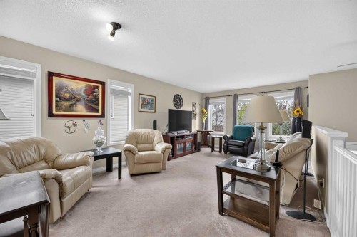41 Deer Coulee Drive, Didsbury, AB - Indoor Photo Showing Living Room