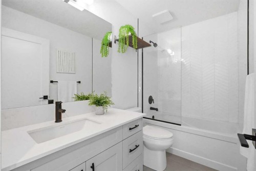 108 Na'A Heights Sw, Calgary, AB - Indoor Photo Showing Bathroom